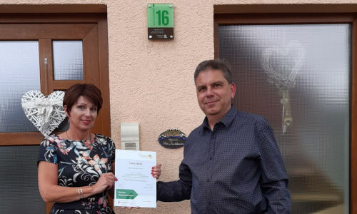 Auszeichnung eines Bio-Solar-Hauses mit Grüne Hausnummer Grüne Hausnummer