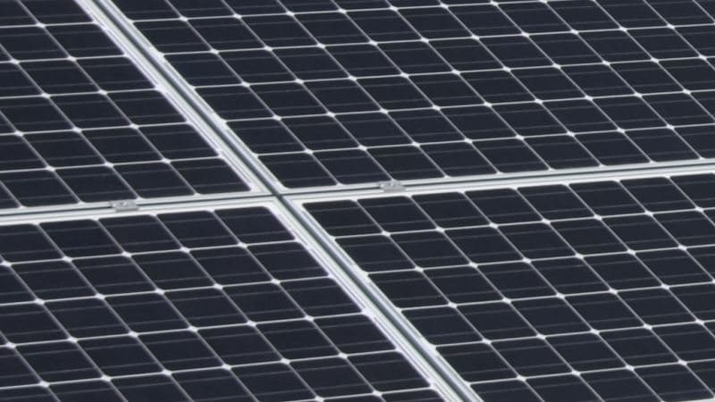 Fassade mit Solaranlage